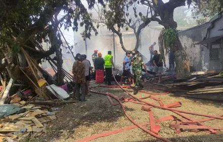 Gudang Kayu di Kabupaten Pekalongan Terbakar, Kerugian Capai Rp100 Juta, Api Diduga Berawal dari Sisa Bara Pembakaran Ranting