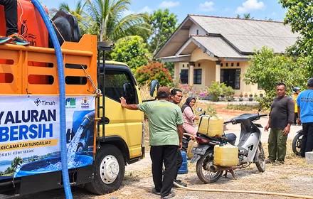 Kekeringan di Sungailiat, PT TIMAH, PDAM Tirta Bangka, dan KADIN Penuhi Kebutuhan Air Bersih Warga
