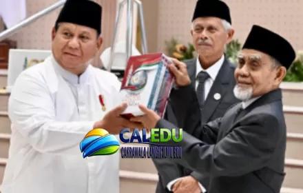 Genap 100 Tahun, Gontor Hadiahkan Mushaf dan Buku Khusus untuk Prabowo