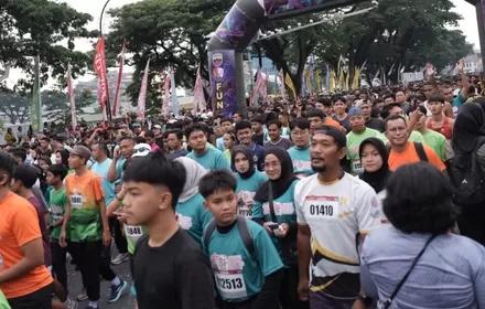 Ribuan Warga Padati Lapangan Merdeka, Rico Waas Lepas 20.000 Peserta Fun Run 5K HUT ke-81 TNI