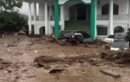 Banjir Bandang Terjang Kompleks Perkantoran Bupati Solok, Sejumlah Kantor Rusak